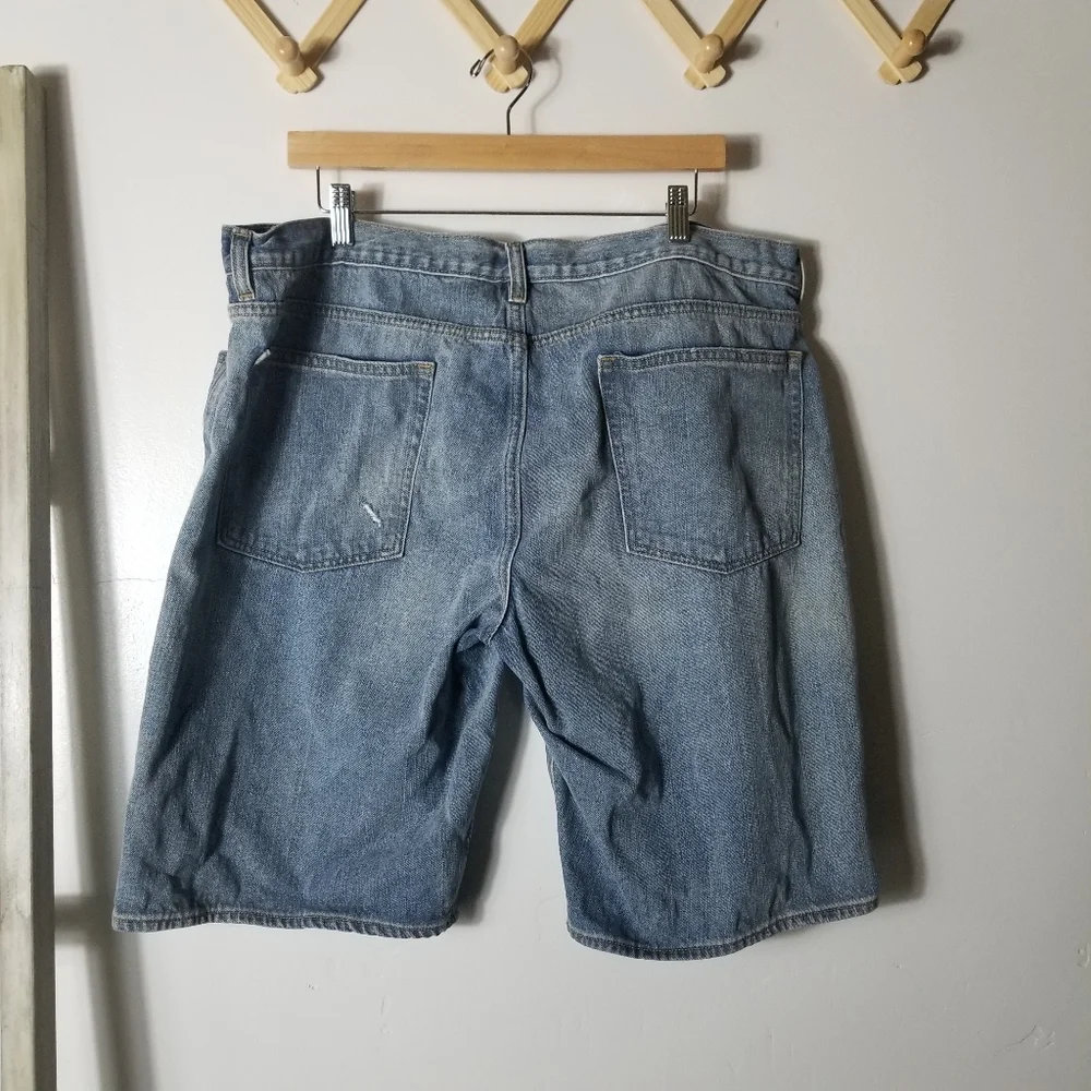 URBAN MEN'S DISTRESSED JEAN SHORTS SIZE 40